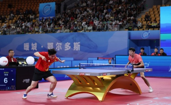 10月18日，上海隊(duì)選手樊振東（左）在單打比賽中發(fā)球。他3:2戰(zhàn)勝福建隊(duì)選手程靖淇。新華社記者 王楷焱 攝