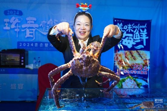 9月19日，在吉林省琿春市，商家在展示售賣的帝王蟹。新華社記者 許暢 攝