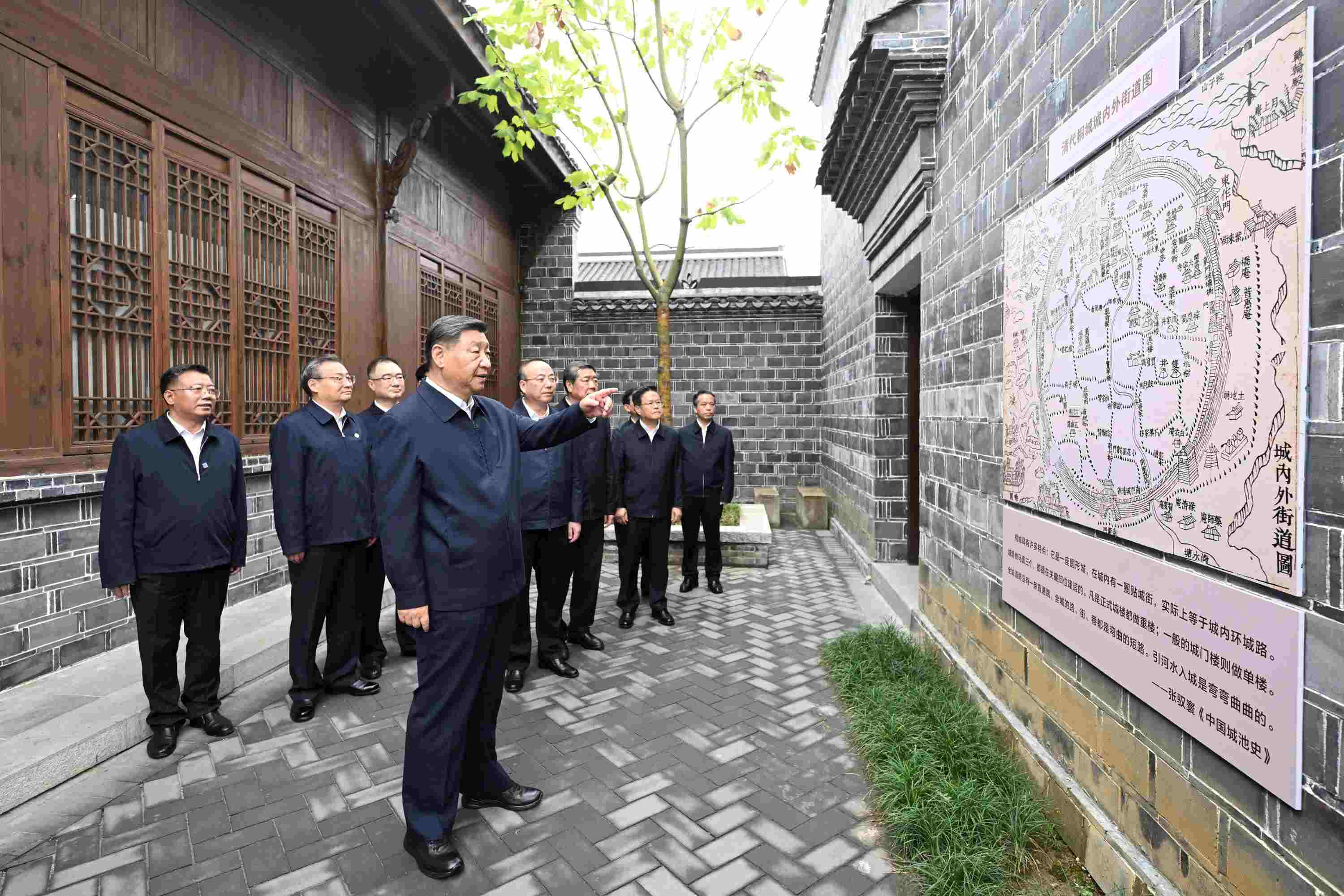 △2024年10月17日，習(xí)近平總書記在安徽省安慶桐城市六尺巷考察。