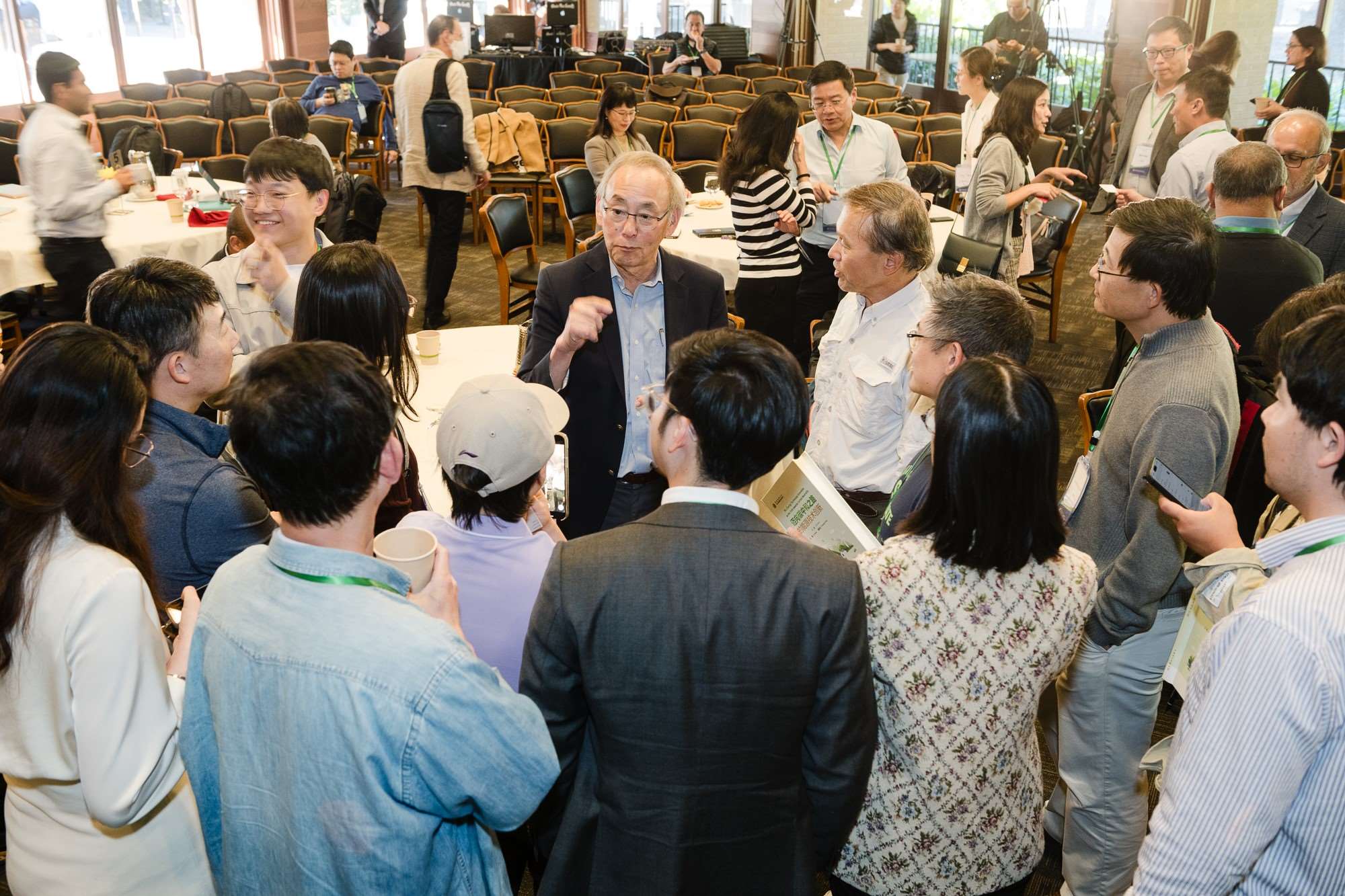 美國前能源部長、諾獎得主朱棣文教授在會場與參會者交流。馮超攝