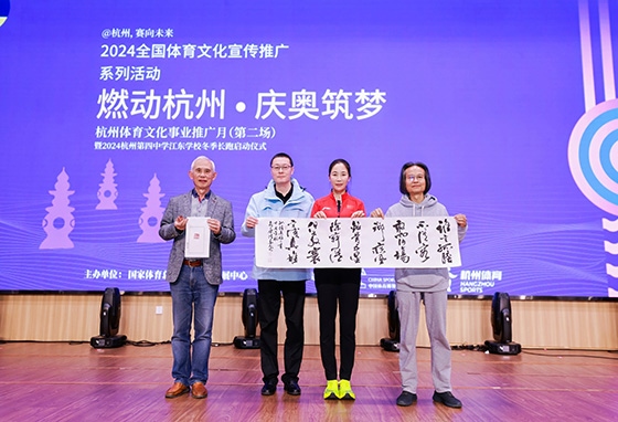 王麗萍與藝術家們共同創(chuàng)作主題作品。主辦方供圖