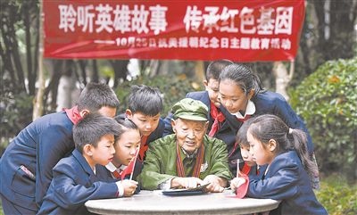 圖為89歲的抗美援朝老兵楊克美在向孩子們講述英雄故事。徐偉攝