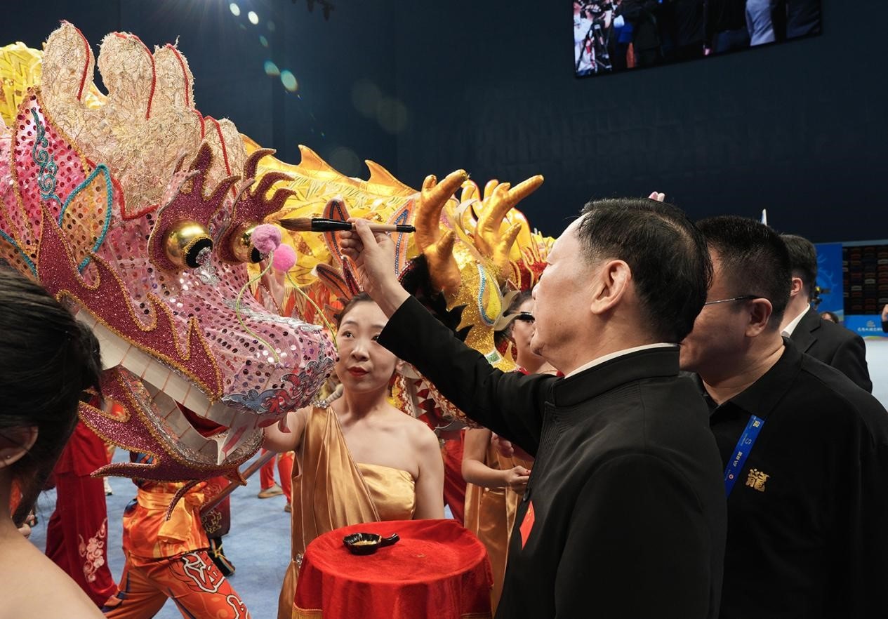 出席開賽儀式的領(lǐng)導(dǎo)及嘉賓共同為參賽龍獅隊(duì)點(diǎn)睛。（受訪者供圖）