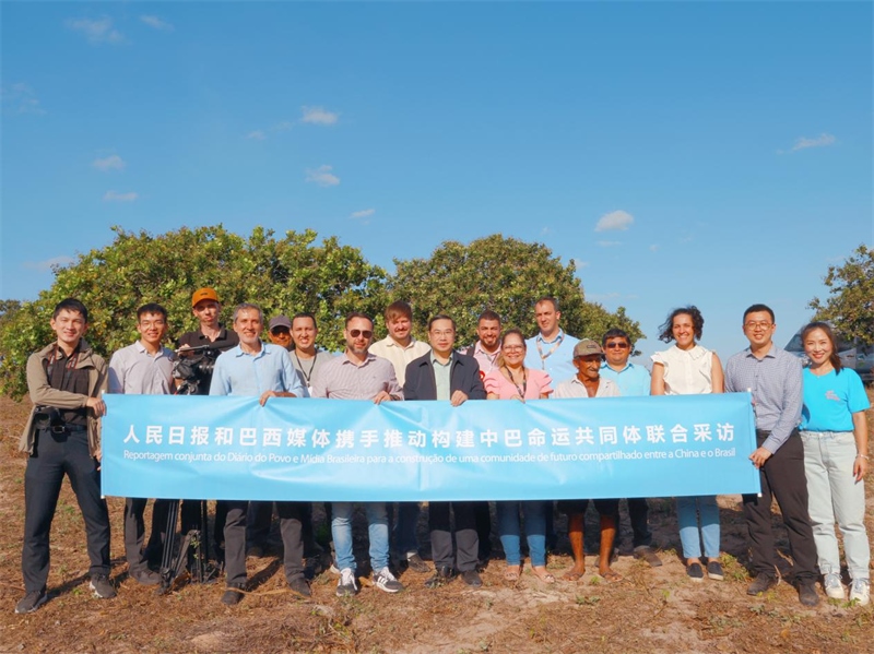 當(dāng)?shù)貢r間10月24日至25日，人民日報社攜手巴西主流媒體在巴西東北部北里奧格蘭德州開展聯(lián)合采訪，拉開了以“攜手推動構(gòu)建中巴命運共同體”為主題的人民日報和巴西媒體聯(lián)合采訪序幕。圖為參加聯(lián)合采訪的中巴兩國記者與受益于中國企業(yè)扶貧項目的若昂卡馬拉市民眾合影。 人民日報和巴西媒體聯(lián)合采訪團(tuán)供圖