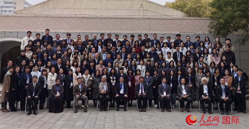 與會嘉賓合影留念。人民網(wǎng)記者 陳建軍攝