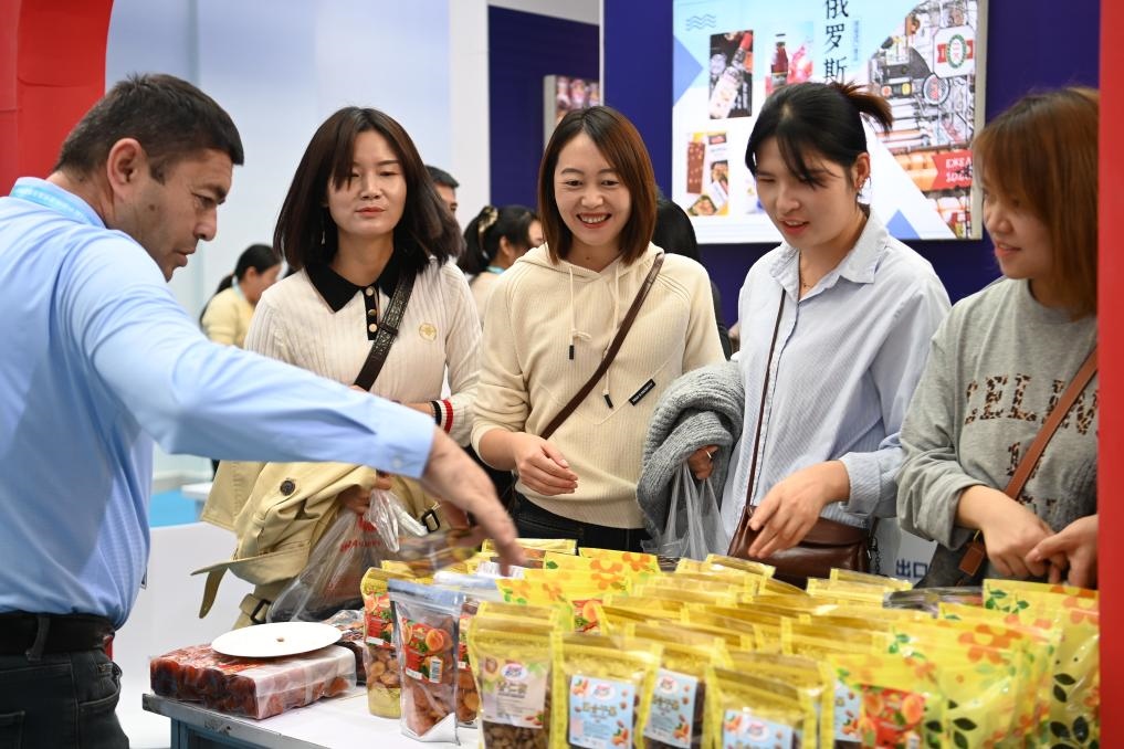 10月25日，觀眾在楊凌農(nóng)高會上合組織國家農(nóng)業(yè)展區(qū)了解農(nóng)產(chǎn)品。新華社記者 鄒競一 攝