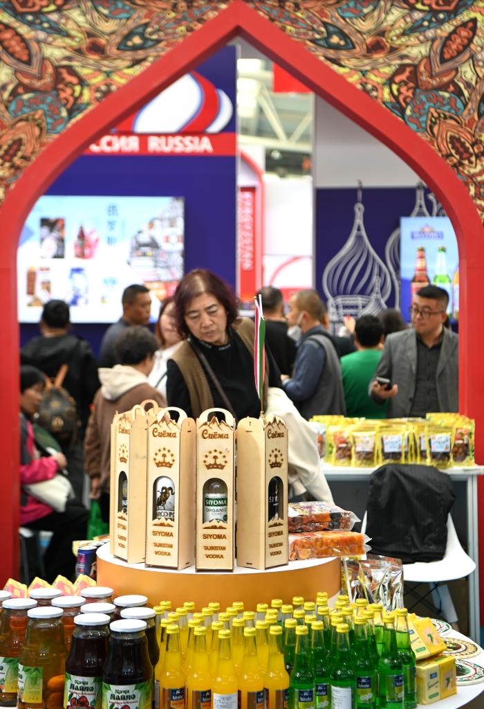 10月25日，觀眾在楊凌農(nóng)高會上合組織國家農(nóng)業(yè)展區(qū)了解農(nóng)產(chǎn)品。新華社記者 鄒競一 攝