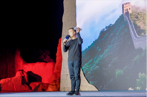 李剛在“何以中國·五星出東方”網(wǎng)絡(luò)主題宣傳活動現(xiàn)場演講。人民視頻供圖