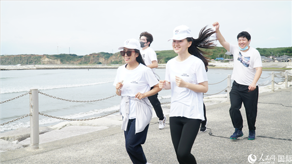 中日青年沿著海岸線奔跑前行。人民網(wǎng) 蔣曉辰攝