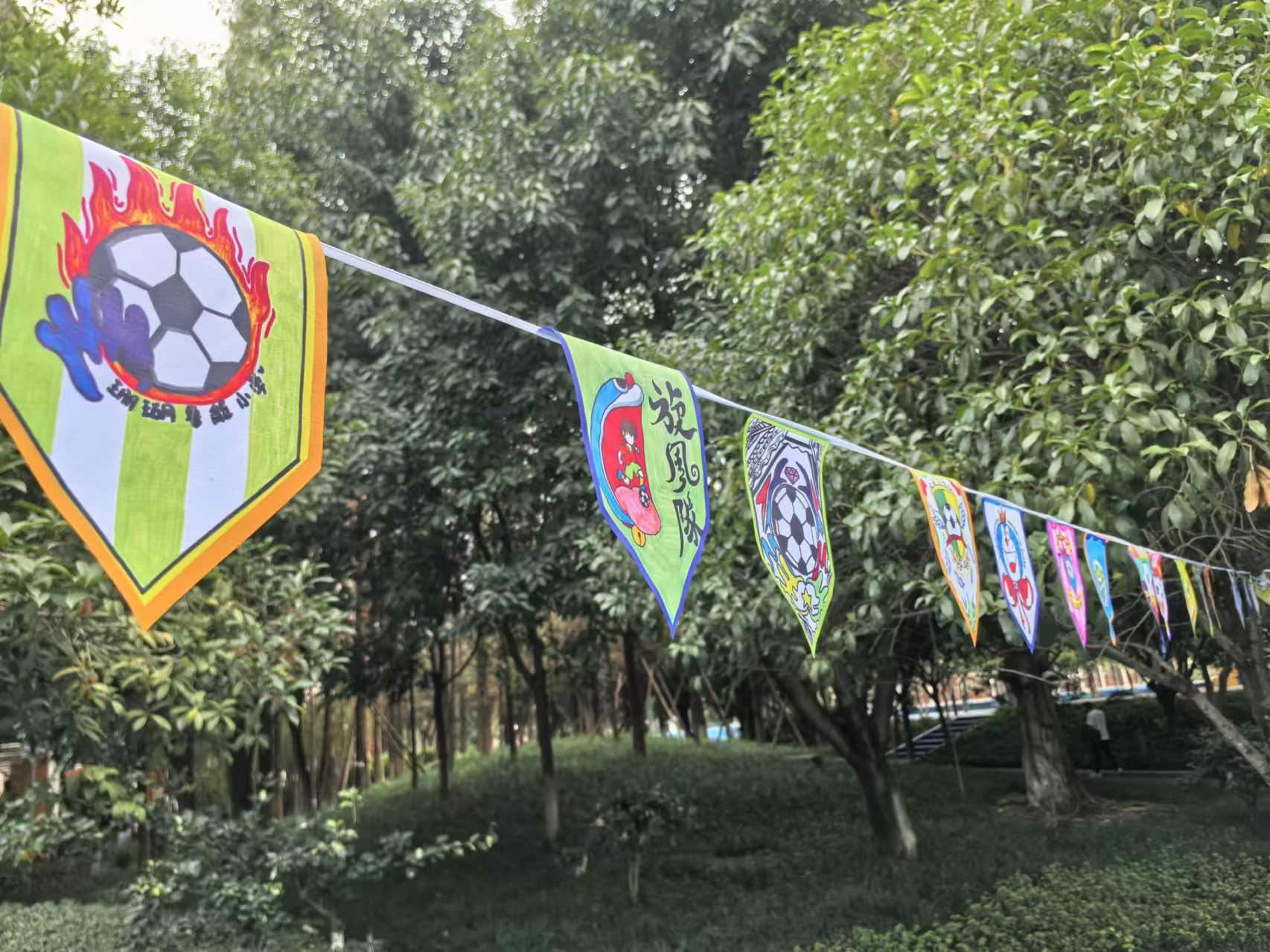 珊瑚魯能小學學生們手繪的“班超”隊徽。 人民網(wǎng)記者 楊磊攝