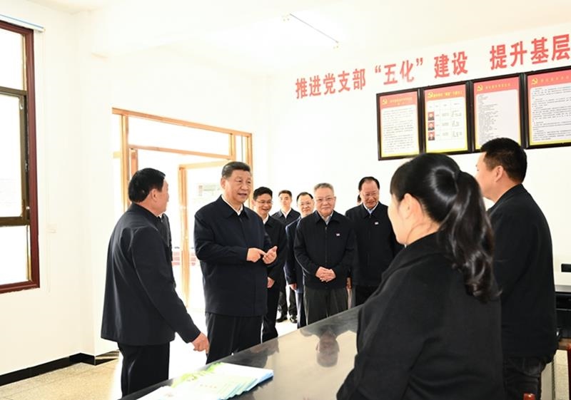 △2024年3月19日，習(xí)近平總書記在湖南省常德市鼎城區(qū)謝家鋪鎮(zhèn)港中坪村黨群服務(wù)中心了解當(dāng)?shù)貫榛鶎訙p負(fù)、提升基層治理效能等情況。