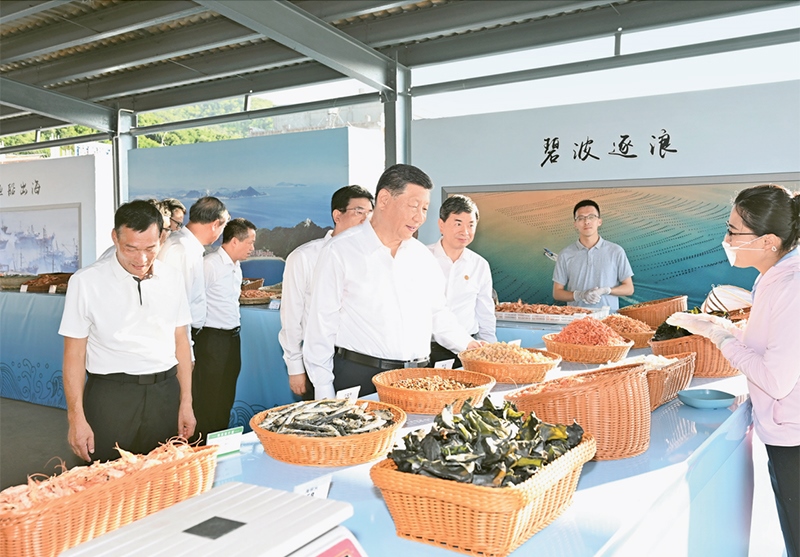 2024年10月15日至16日，中共中央總書記、國家主席、中央軍委主席習(xí)近平在福建考察。這是15日下午，習(xí)近平在漳州市東山縣陳城鎮(zhèn)澳角村考察時(shí)，了解海鮮干貨和漁獲產(chǎn)品交易情況。 新華社記者 謝環(huán)馳/攝