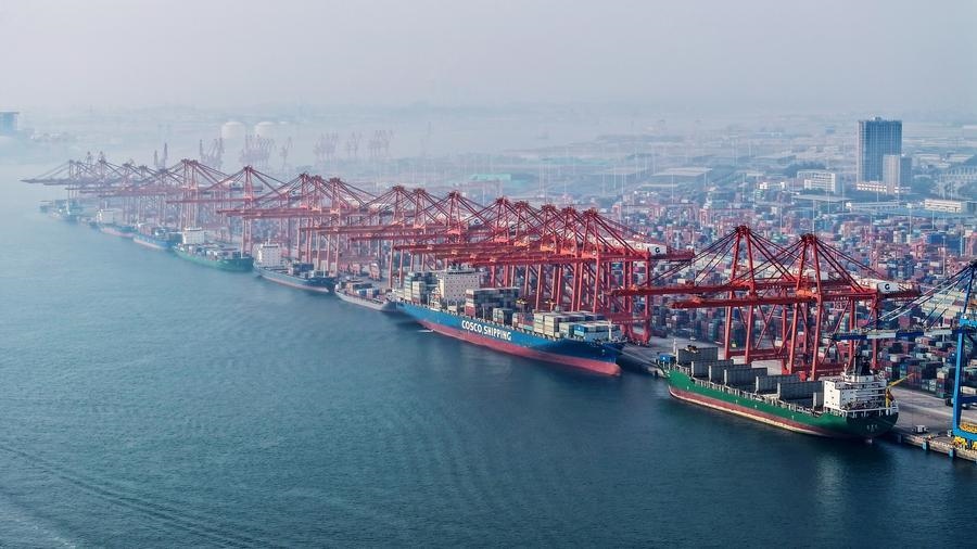 在廣西欽州港碼頭，多艘海輪在排隊卸貨（無人機照片，2024年3月28日攝）。新華社記者 張愛林 攝
