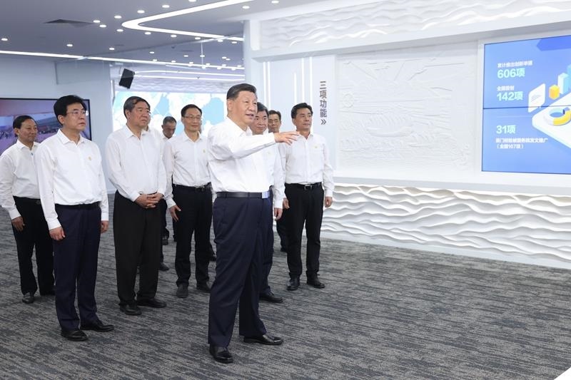 △2024年10月16日，習(xí)近平總書記在中國（福建）自由貿(mào)易試驗(yàn)區(qū)廈門片區(qū)參觀自由貿(mào)易試驗(yàn)區(qū)建設(shè)成果展。