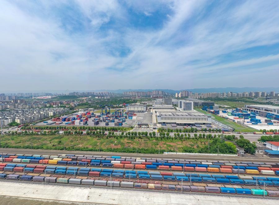 這是2024年5月5日在重慶國際物流樞紐園區(qū)拍攝的興隆場編組站和陸海新通道重慶無水港（無人機照片）。 新華社記者 黃偉 攝