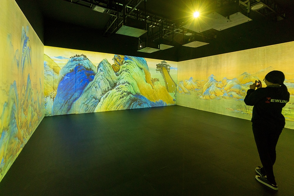 2019年1月29日，上海，市民在“千里江山圖科技藝術(shù)展”上參觀北宋名畫《千里江山圖》的AR全景展示并打卡拍照。