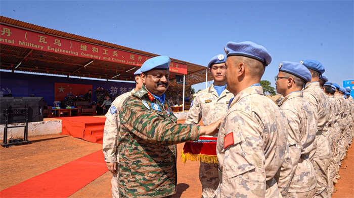 聯(lián)南蘇團(tuán)部隊司令莫漢中將為維和官兵授勛。秦貴君攝