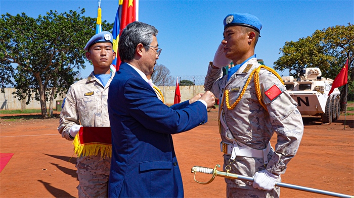 中國駐南蘇丹大使馬強(qiáng)為維和官兵授勛。謝坤攝