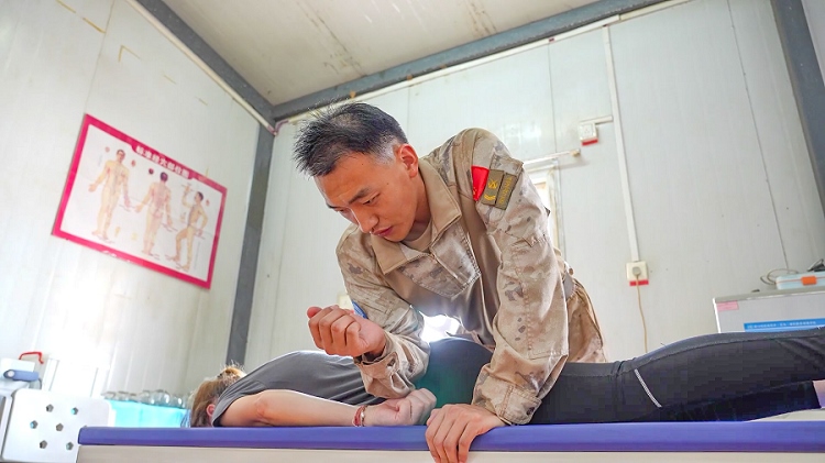 體驗(yàn)中醫(yī)推拿。王軍杰攝