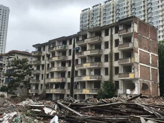 圖為拆遷中的合肥儀表廠宿舍。 合肥市蕪湖路街道 提供