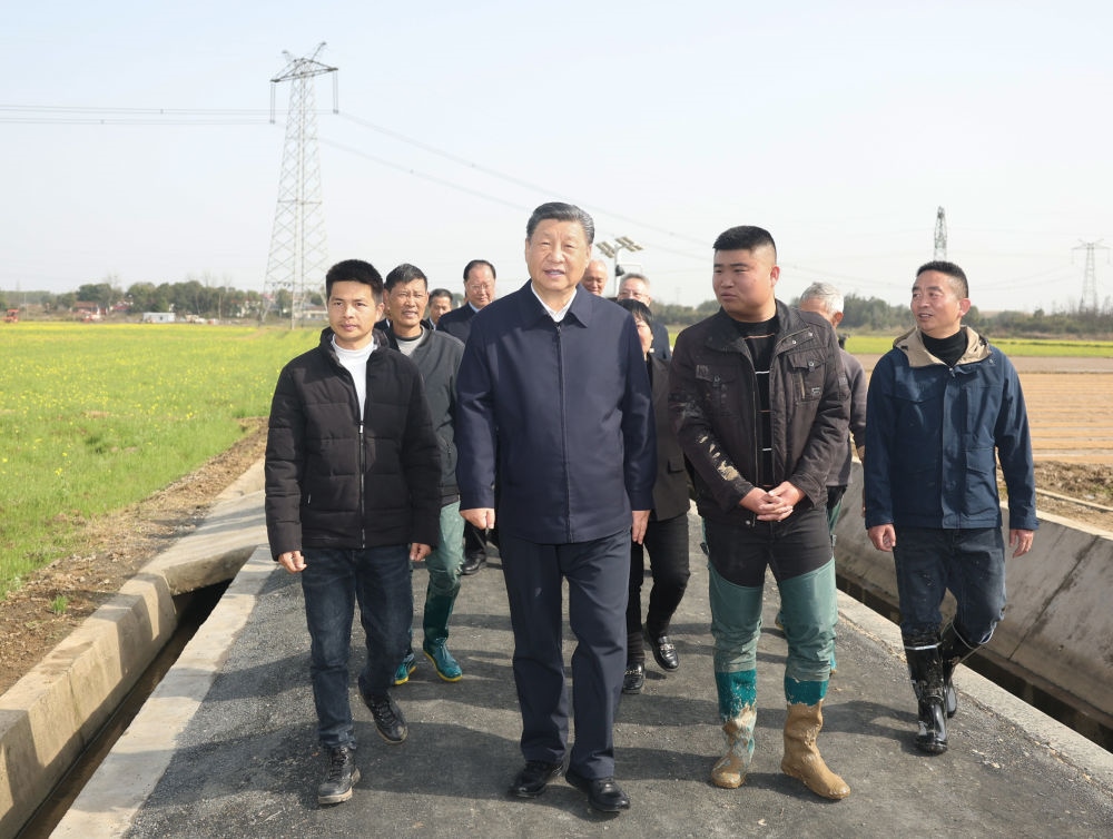 2024年3月19日，習近平在湖南省常德市鼎城區(qū)謝家鋪鎮(zhèn)港中坪村，同種糧大戶、農(nóng)技人員、基層干部親切交流。習近平強調(diào)：“要建設(shè)好高標準農(nóng)田，推行適度規(guī)模經(jīng)營，加強政策支持和示范引領(lǐng)，加大良種、良機、良法推廣力度，在精耕細作上下功夫，進一步把糧食單產(chǎn)和品質(zhì)提上去，讓種糧也能夠致富，進而吸引更多農(nóng)戶參與發(fā)展現(xiàn)代化大農(nóng)業(yè)，真正把中國特色農(nóng)業(yè)現(xiàn)代化之路走穩(wěn)走扎實?！? width=