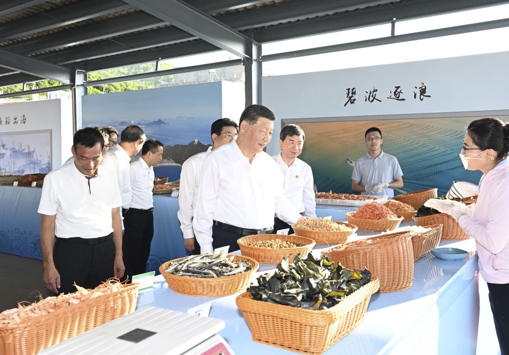 2024年10月15日，習近平在福建省漳州市東山縣陳城鎮(zhèn)澳角村考察時，了解海鮮干貨和漁獲產(chǎn)品交易情況。習近平指出：“村級黨組織要發(fā)揮火車頭作用，帶領(lǐng)鄉(xiāng)親們做好‘?！奈恼?，在鄉(xiāng)村振興、共同富裕的道路上一往無前?！? width=