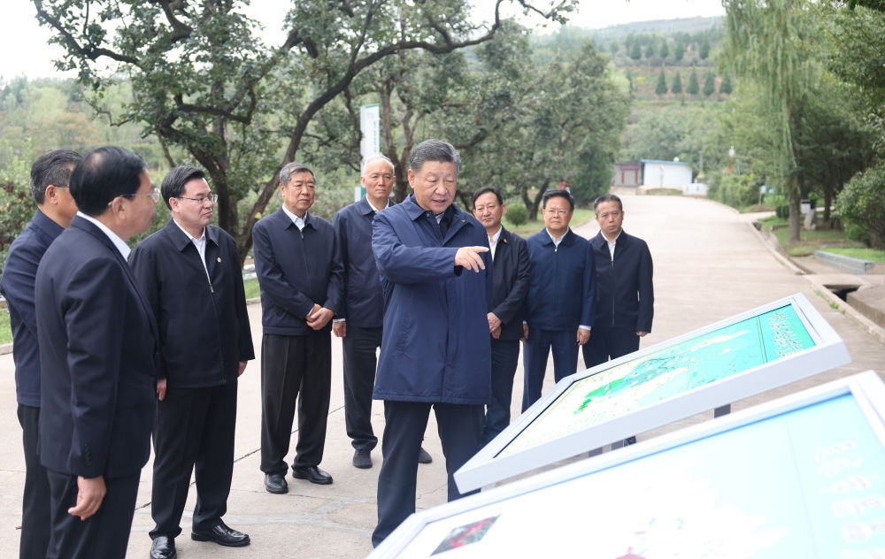 2024年9月11日，習近平在甘肅省天水市麥積區(qū)南山花牛蘋果基地考察時，聽取引洮供水工程情況匯報。當?shù)弥?00萬群眾從此告別苦咸水后，總書記十分高興。他要求加強維護和管理，讓這項工程在沿線群眾生產(chǎn)生活中發(fā)揮更大效用。