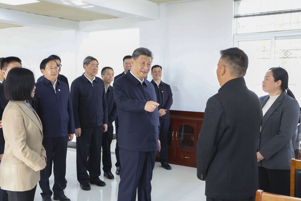 2024年11月5日，習近平在湖北省咸寧市嘉魚縣潘家灣鎮(zhèn)四邑村黨群服務中心考察。習近平指出：“要持續(xù)為基層減負，讓基層干部能夠用更多時間和精力來服務群眾?！? width=