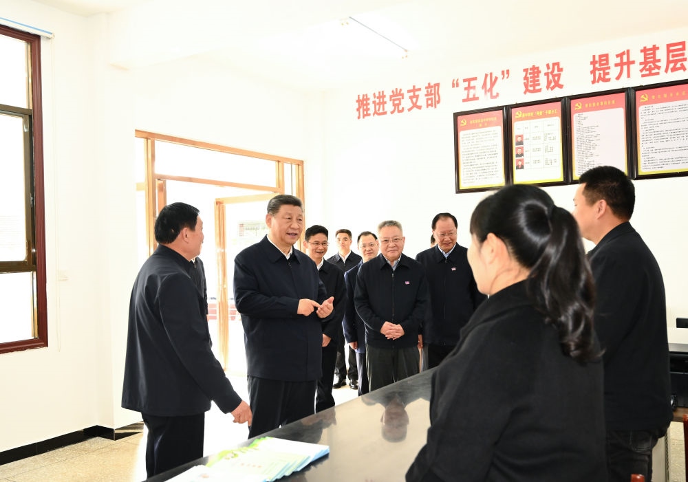 2024年3月19日，習近平在湖南省常德市鼎城區(qū)謝家鋪鎮(zhèn)港中坪村黨群服務中心了解當?shù)貫榛鶎訙p負、提升基層治理效能等情況。他指出：“要堅決整治形式主義、官僚主義問題，精兵簡政，持之以恒抓好這項工作?！? width=