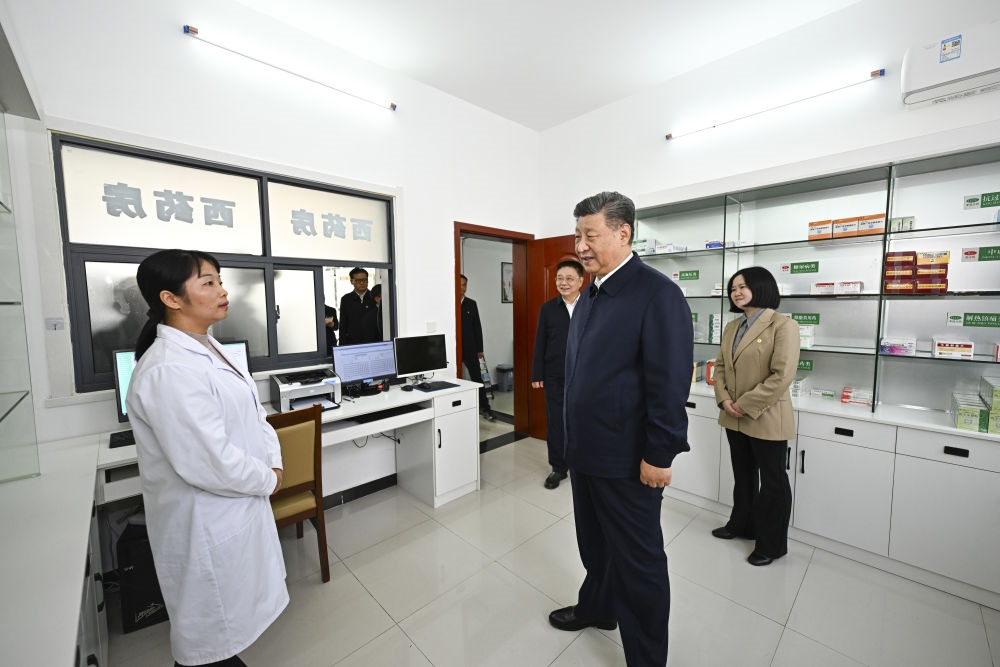 2024年11月5日，習近平在湖北省咸寧市嘉魚縣潘家灣鎮(zhèn)四邑村衛(wèi)生室考察。習近平指出：“要進一步加強黨建引領(lǐng)，抓住‘一老一小’這個重點，更加精準有效地為群眾排憂解難?！? width=