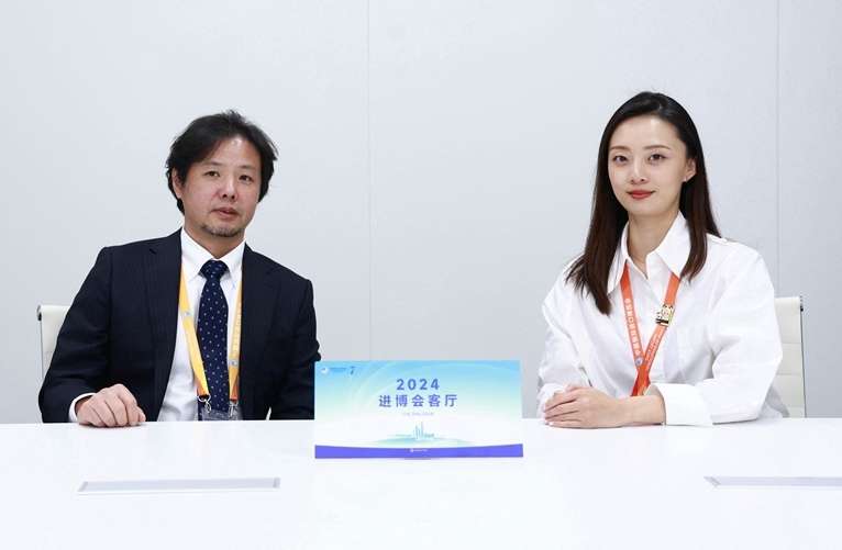 豐田汽車（中國）投資有限公司副總經(jīng)理劉鵬做客“2024進博會客廳”欄目。人民網(wǎng) 歐陽易佳攝