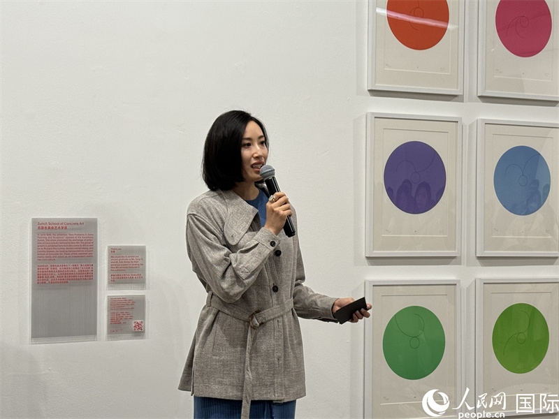 11月8日，今日美術(shù)館館長(zhǎng)張然在“瑞士經(jīng)典設(shè)計(jì)展”開(kāi)幕式上發(fā)表致辭。（人民網(wǎng) 謝瑩攝）