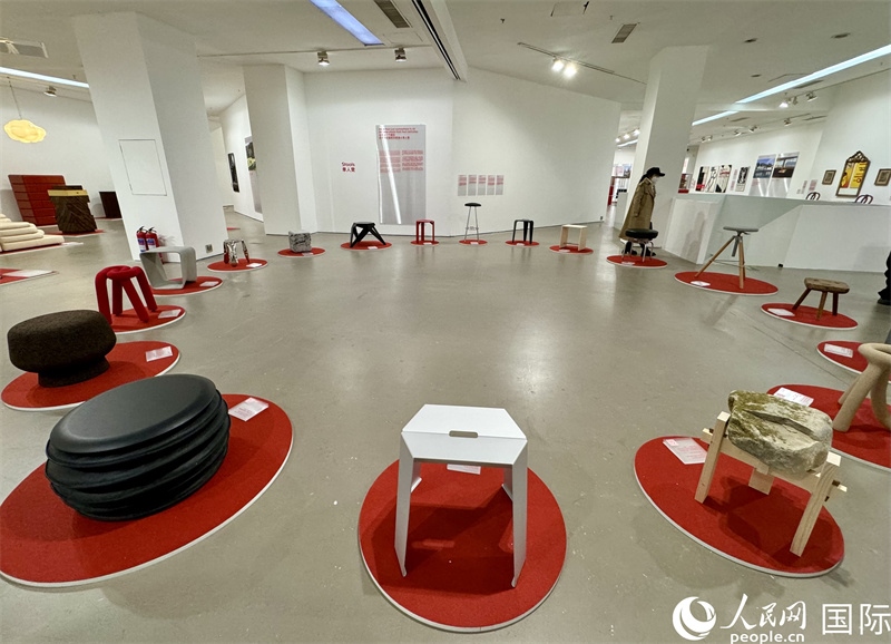 11月8日，瑞士經(jīng)典設(shè)計(jì)展現(xiàn)場(chǎng)。（人民網(wǎng) 謝瑩攝）