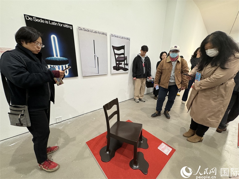 11月8日，觀眾在“瑞士經(jīng)典設(shè)計(jì)展”作品前駐足欣賞。（人民網(wǎng) 謝瑩攝） 