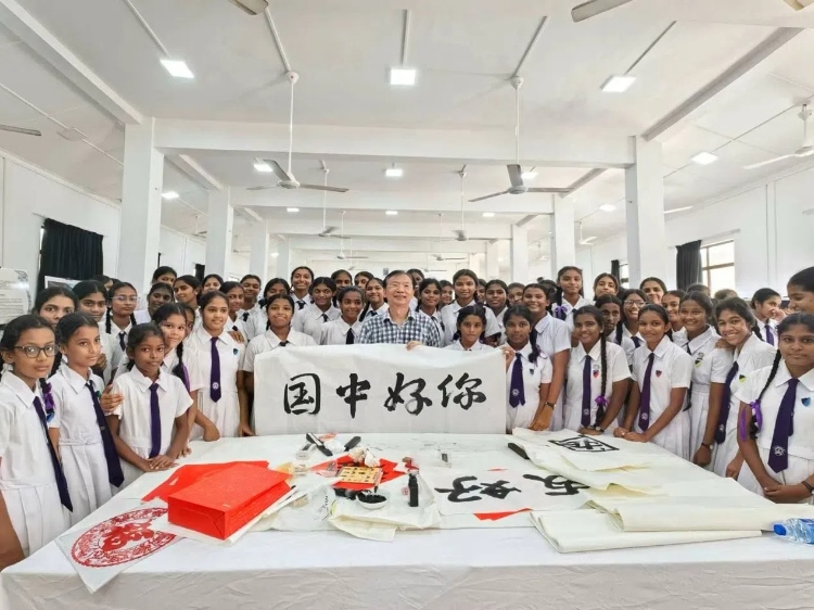 斯里蘭卡學(xué)生在系列活動中學(xué)習(xí)中國書法。圖片由主辦方提供
