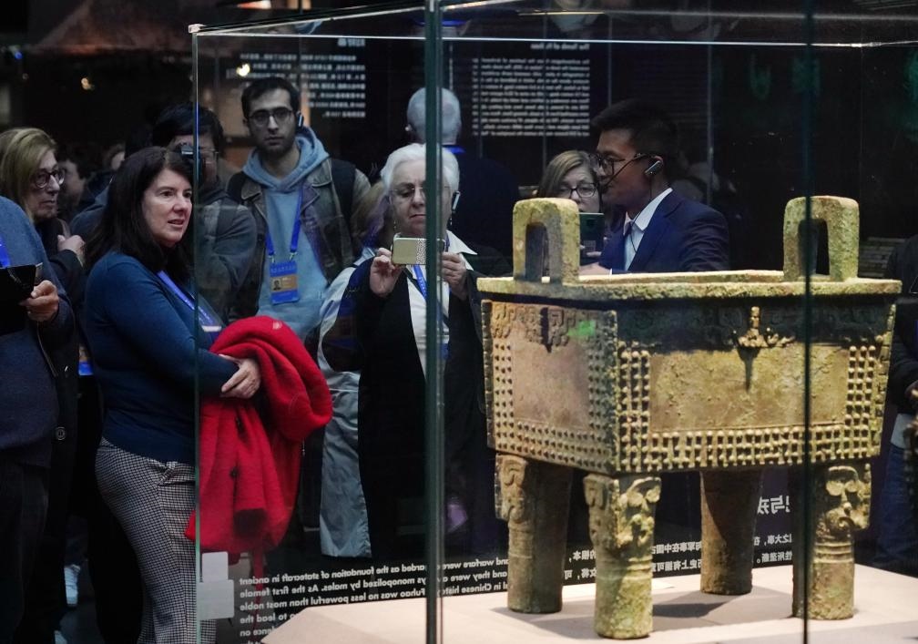 11月6日，中外嘉賓來(lái)到中國(guó)考古博物館參觀“考古與中華文明溯源展”。該展是本屆世界古典學(xué)大會(huì)推出的配套活動(dòng)之一。新華社記者 張晨霖 攝