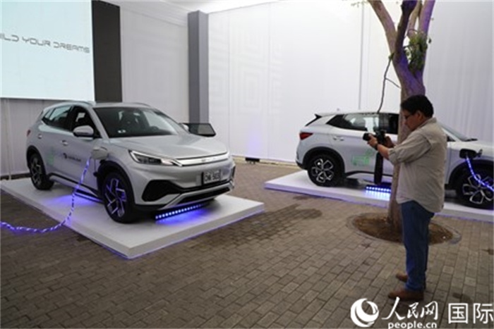 圖為秘魯媒體記者正在拍攝現(xiàn)場展出的比亞迪電動(dòng)汽車。 人民網(wǎng)記者姜波攝