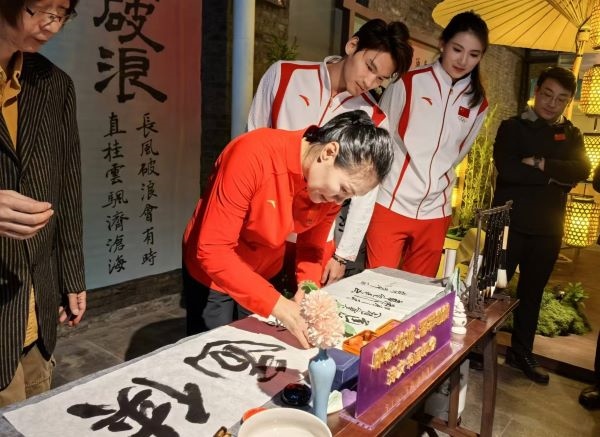 奧運(yùn)冠軍體驗(yàn)書(shū)法鈐印。 人民網(wǎng)記者 楊磊攝