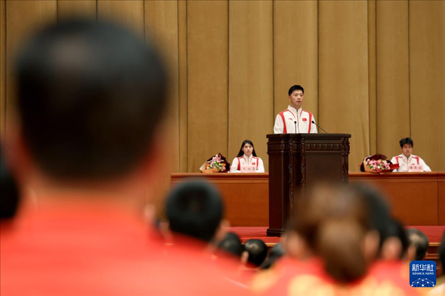11月15日，乒乓球運(yùn)動(dòng)員馬龍（中）在報(bào)告會(huì)上發(fā)言。新華社記者 李明 攝