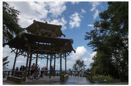 在巴西里約熱內(nèi)盧市內(nèi)的蒂茹卡國(guó)家森林公園里，有一座風(fēng)光獨(dú)一無(wú)二的觀景臺(tái)，名為“中國(guó)亭”，是為紀(jì)念曾經(jīng)在這里種植茶葉的中國(guó)茶農(nóng)而修建，如今已成為當(dāng)?shù)氐闹坝^。（圖源：新華社）