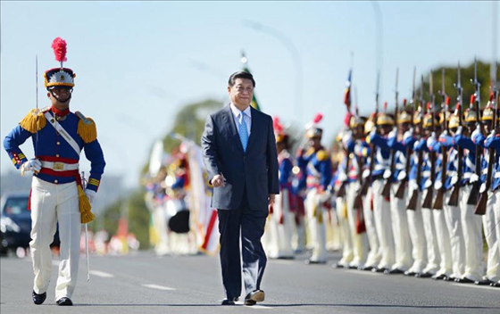 當(dāng)?shù)貢r(shí)間2014年7月17日，國(guó)家主席習(xí)近平在巴西利亞出席時(shí)任巴西總統(tǒng)舉行的歡迎儀式。 新華社記者謝環(huán)馳攝