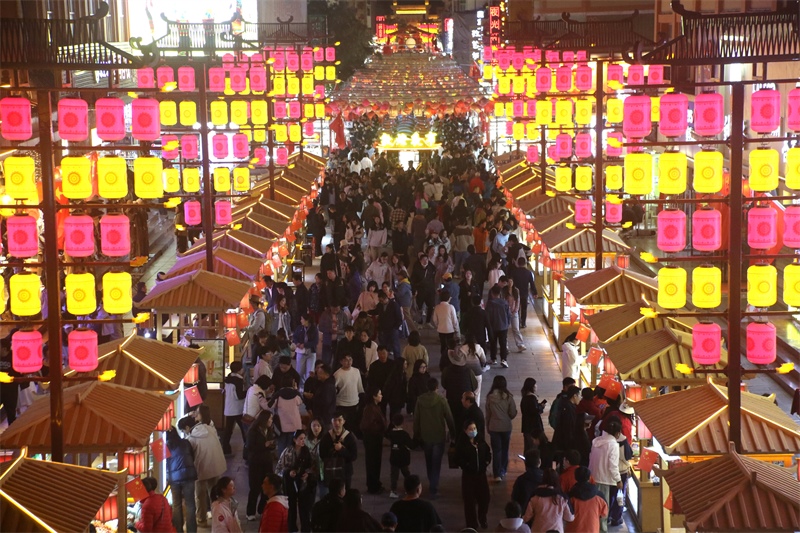 敦煌夜市。敦煌市委宣傳部供圖，張曉亮攝