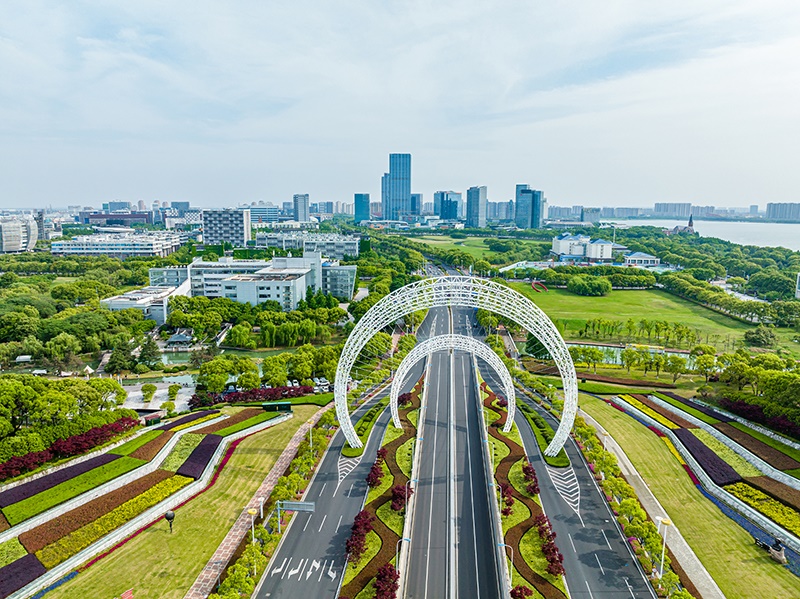 圖為蘇州工業(yè)園區(qū)星湖街鋼結構雕塑。