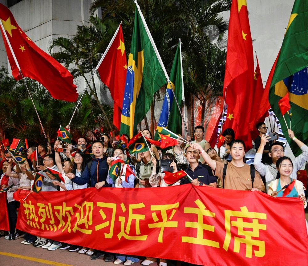  2024年11月，習(xí)近平主席在巴西里約熱內(nèi)盧出席二十國(guó)集團(tuán)領(lǐng)導(dǎo)人第十九次峰會(huì)期間，里約熱內(nèi)盧街頭熱情的歡迎人群。