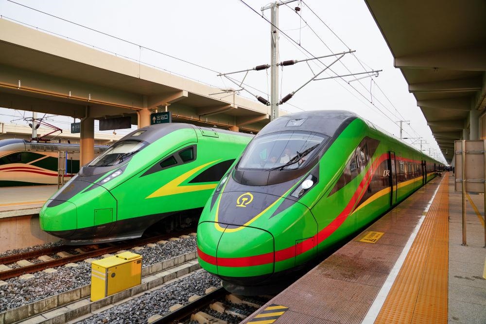截至2024年7月5日，中老鐵路國(guó)際旅客列車(chē)?yán)塾?jì)開(kāi)行滿1000列，極大地便利了沿線民眾出行。