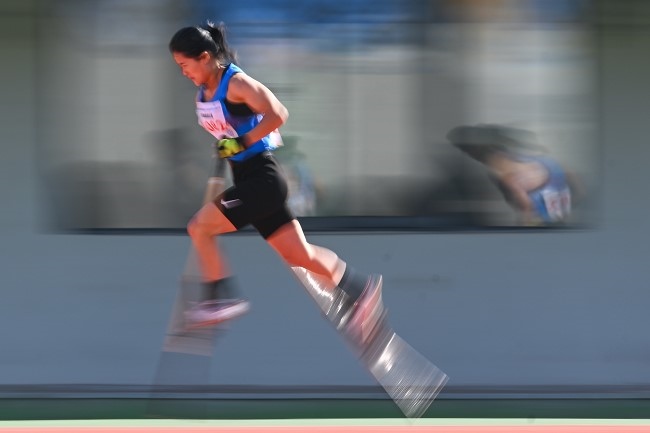 11月28日，海南隊(duì)選手吳明芬在高腳競速比賽中。新華社記者 杜子璇攝