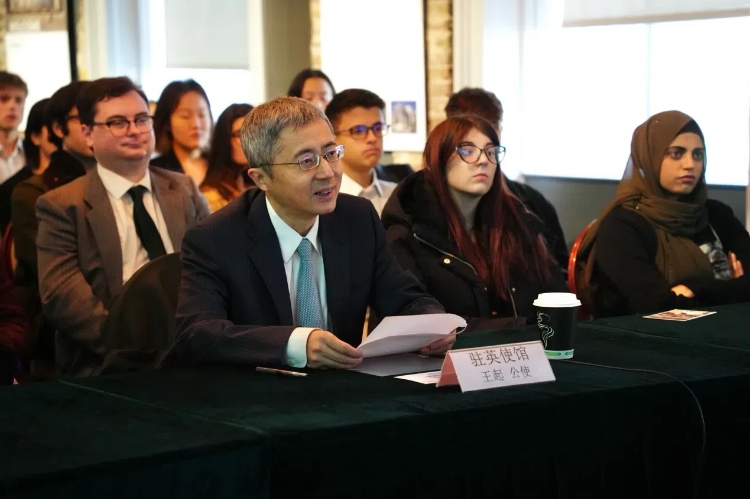 中國駐英國大使館公使王起發(fā)表講話。吳若鳴攝