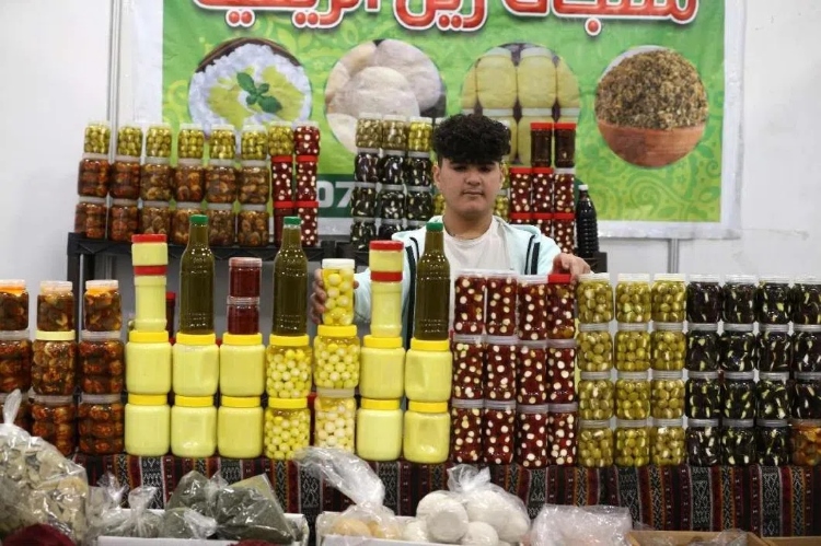 一名展商在展示各式各樣的橄欖制品。納達(dá)爾·達(dá)烏德攝