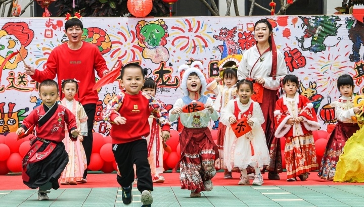 孩子們?cè)谟變簣@體驗(yàn)廟會(huì)活動(dòng)
