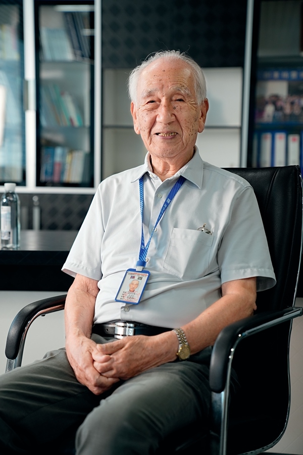 2024年8月，佐佐木俊一在深圳接受本刊記者采訪。